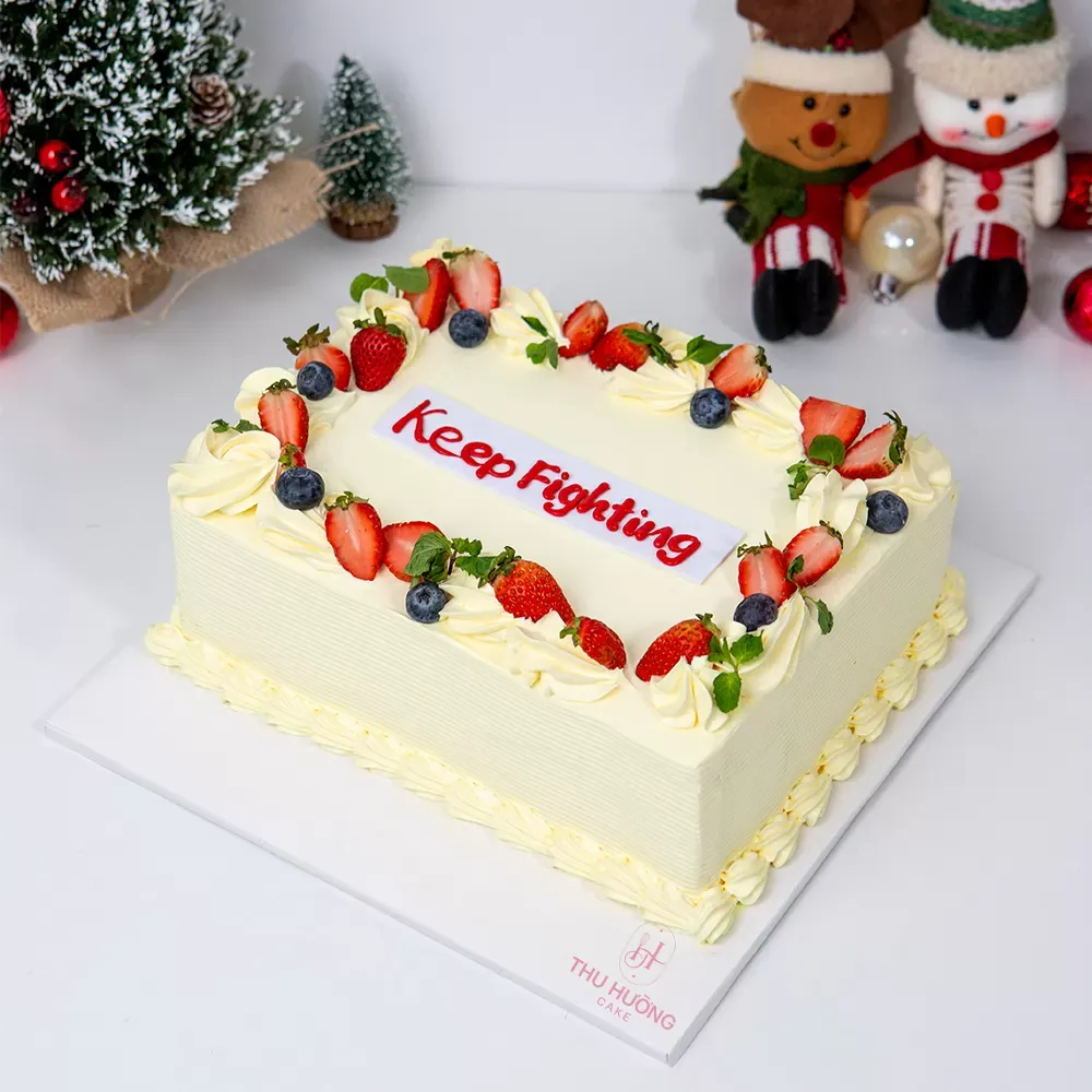 Bánh kem mừng sinh nhật công ty trang trí trái cây tươi mát giúp cân bằng vị ngọt