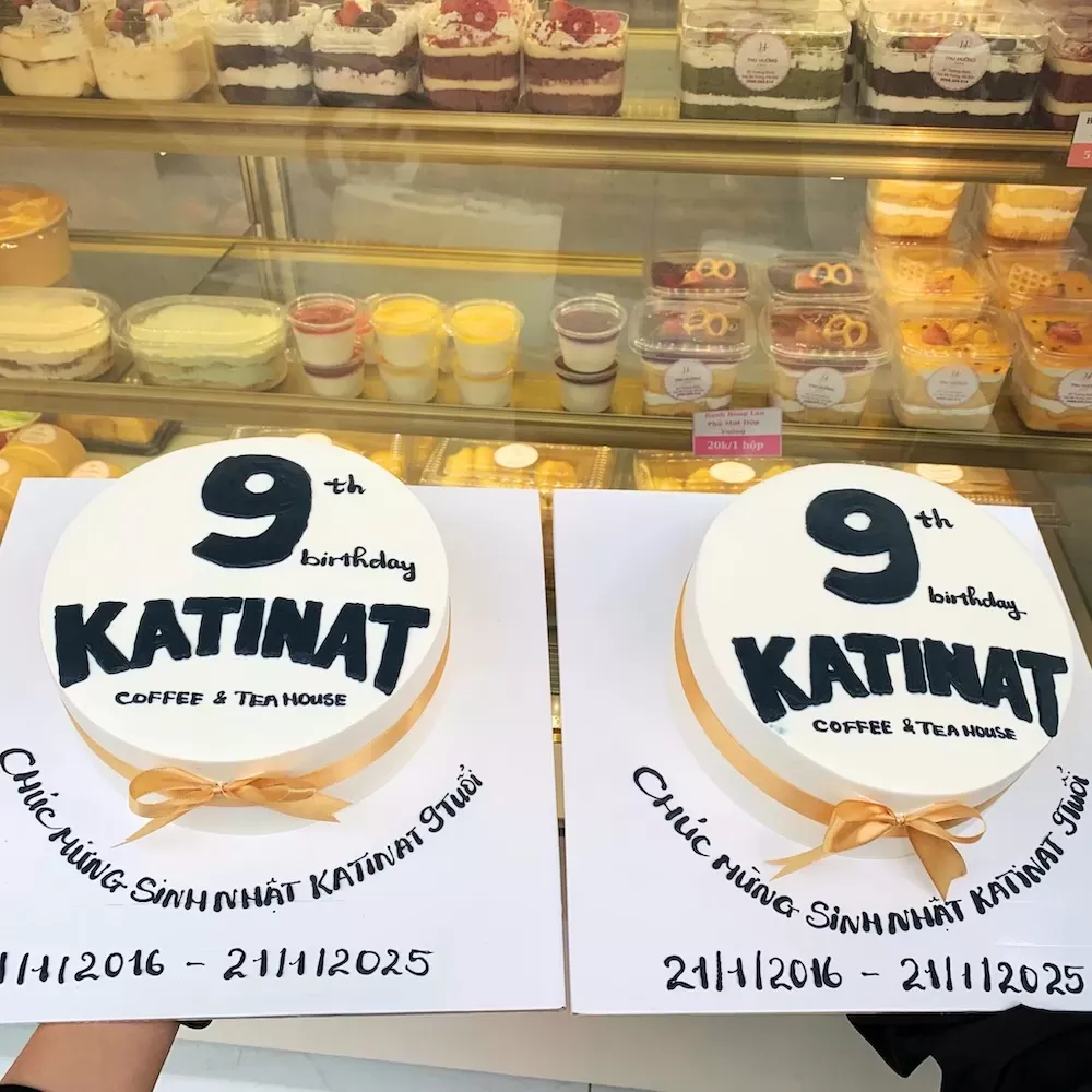 Bánh kem mừng sinh nhật công ty kỷ niệm ngày thành lập với hình dáng tròn truyền thống