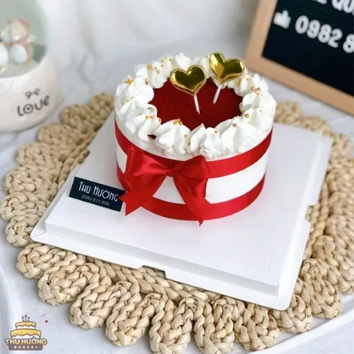 Bánh kem kỉ niệm yêu nhau phủ bột cốt tông đỏ rực rỡ