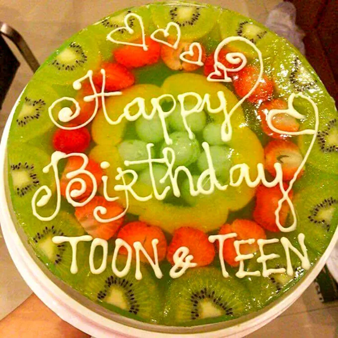 Sự kết hợp giữa kiwi xanh và dâu tây đỏ trong bánh rau câu