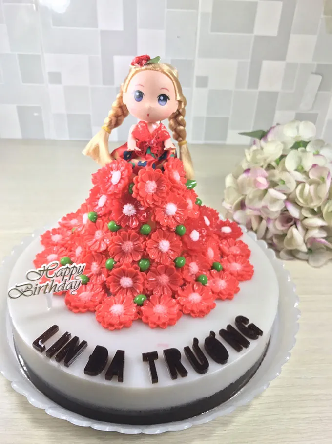 Mẫu bánh rau câu công chúa với màu sắc rực rỡ thu hút bé gái