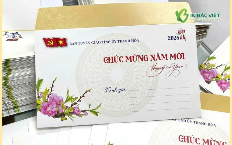 Mẫu bao thư chúc Tết 2025 màu trắng họa tiết hoa đào