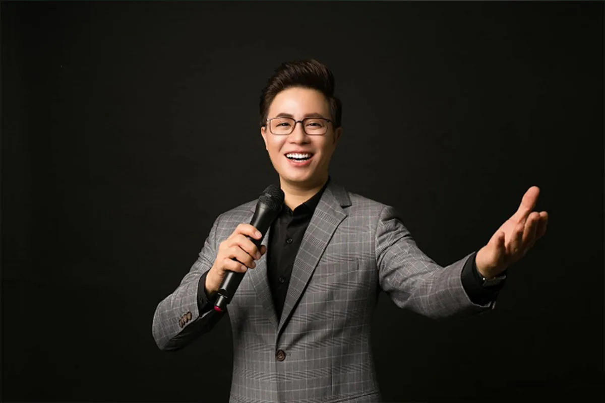 Khách mời đang vui vẻ giao lưu tại tiệc sinh nhật