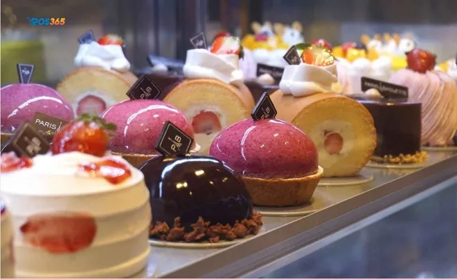 Khuyến mãi và dùng thử bánh kem tại cửa hàng