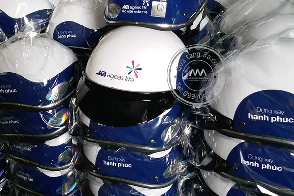 Mũ bảo hiểm in logo đang trong quá trình sản xuất tại xưởng