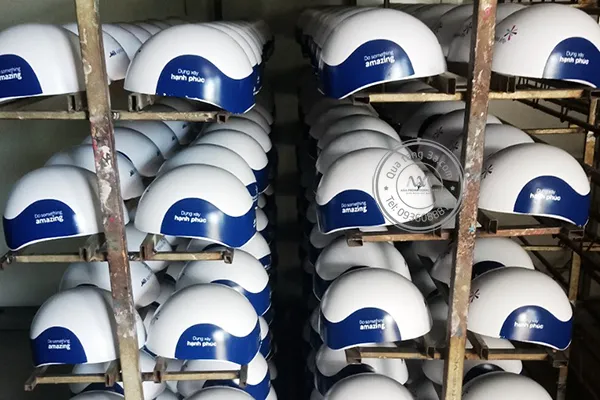 Mũ bảo hiểm đang được hoàn thiện trong xưởng sản xuất