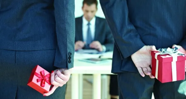 Thái độ khi tặng quà sếp tinh tế