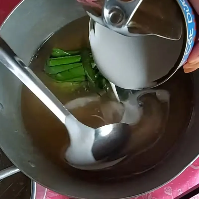 Quá trình nấu nước cốt rau câu đạt độ trong và sánh chuẩn