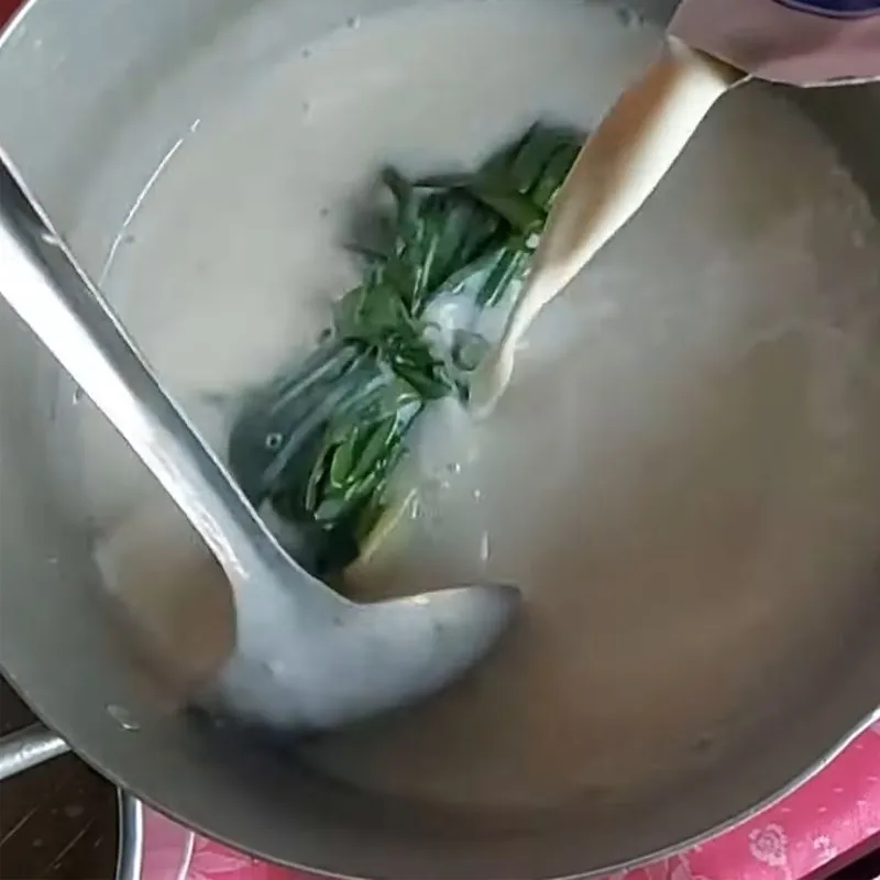 Kiểm tra độ trong của rau câu trước khi đổ vào khuôn