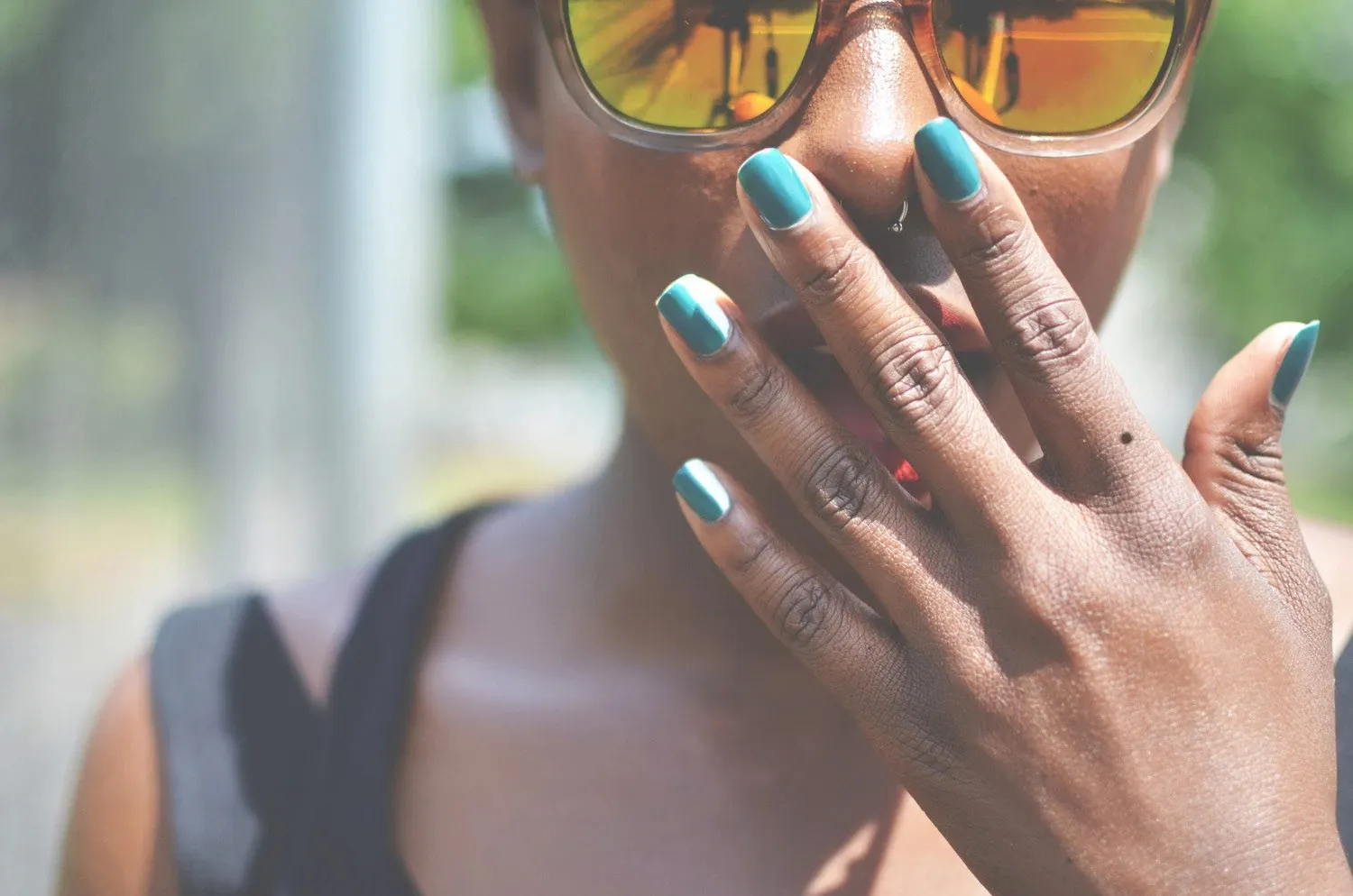 Xem bói nốt ruồi ở bàn tay phụ nữ về sự nghiệp.