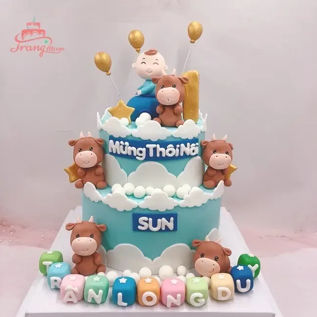 Bánh kem thôi nôi cho bé trai 2 tầng với tông màu xanh dương và trắng