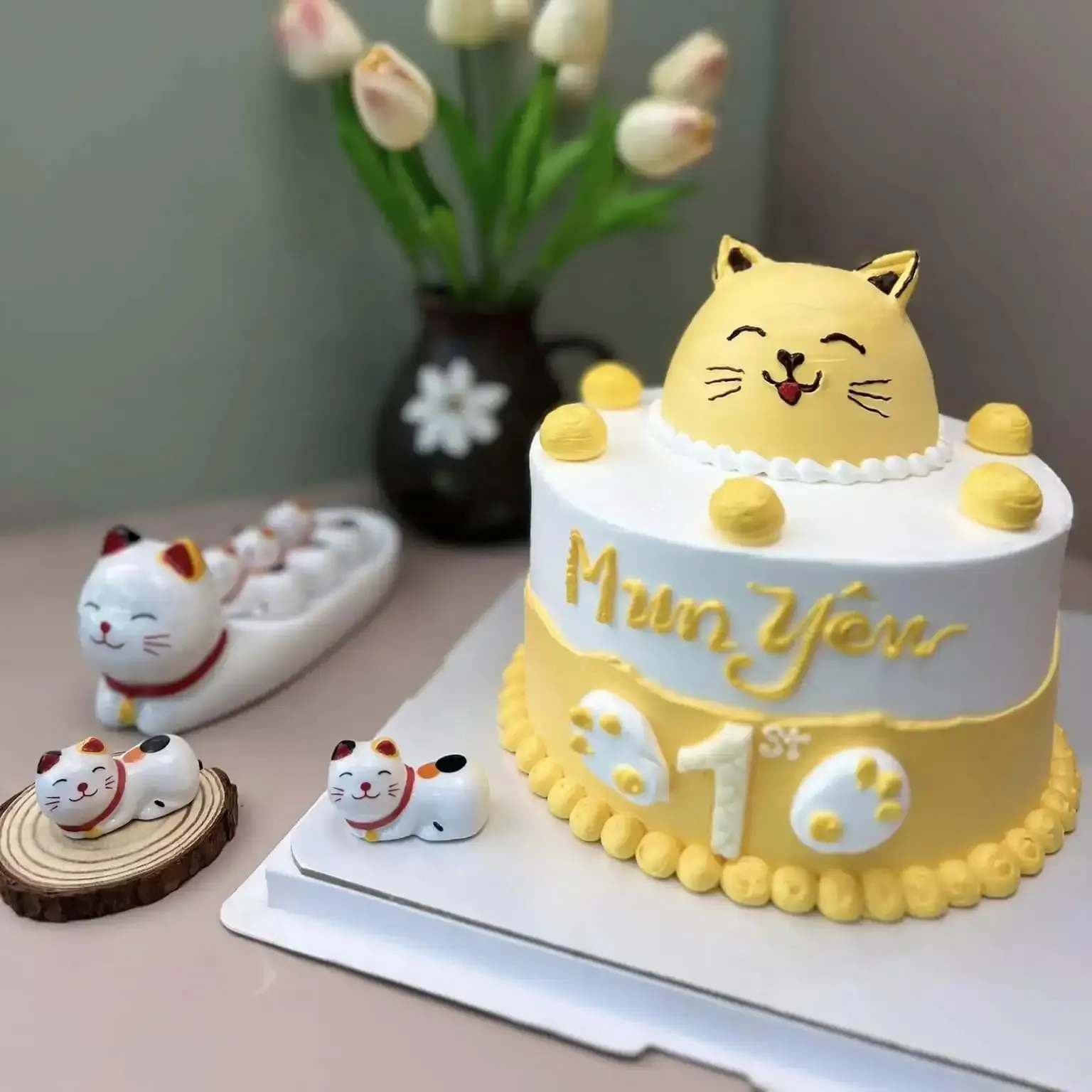 Chi tiết trang trí mèo trên bánh kem