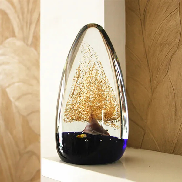 Khối pha lê trong suốt khắc họa họa tiết may mắn vượng khí đặt chéo trên chân đế kim loại