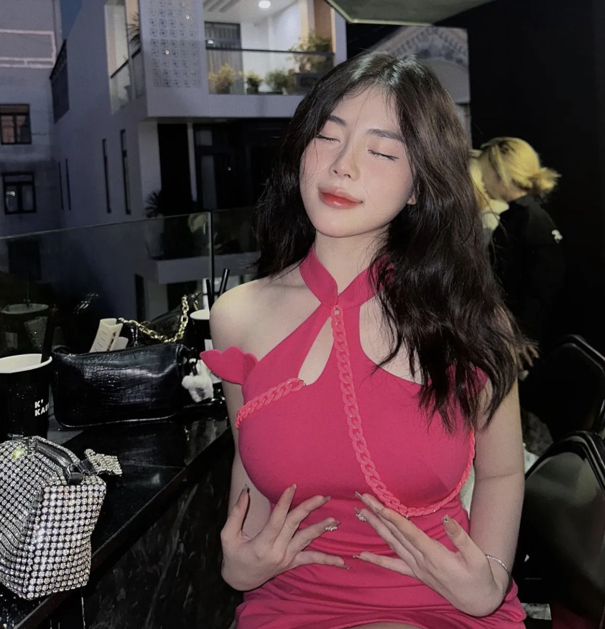 Nàng hot girl sinh năm 2003 sở hữu làn da trắng mịn cùng vóc dáng cân đối đáng mơ ước.