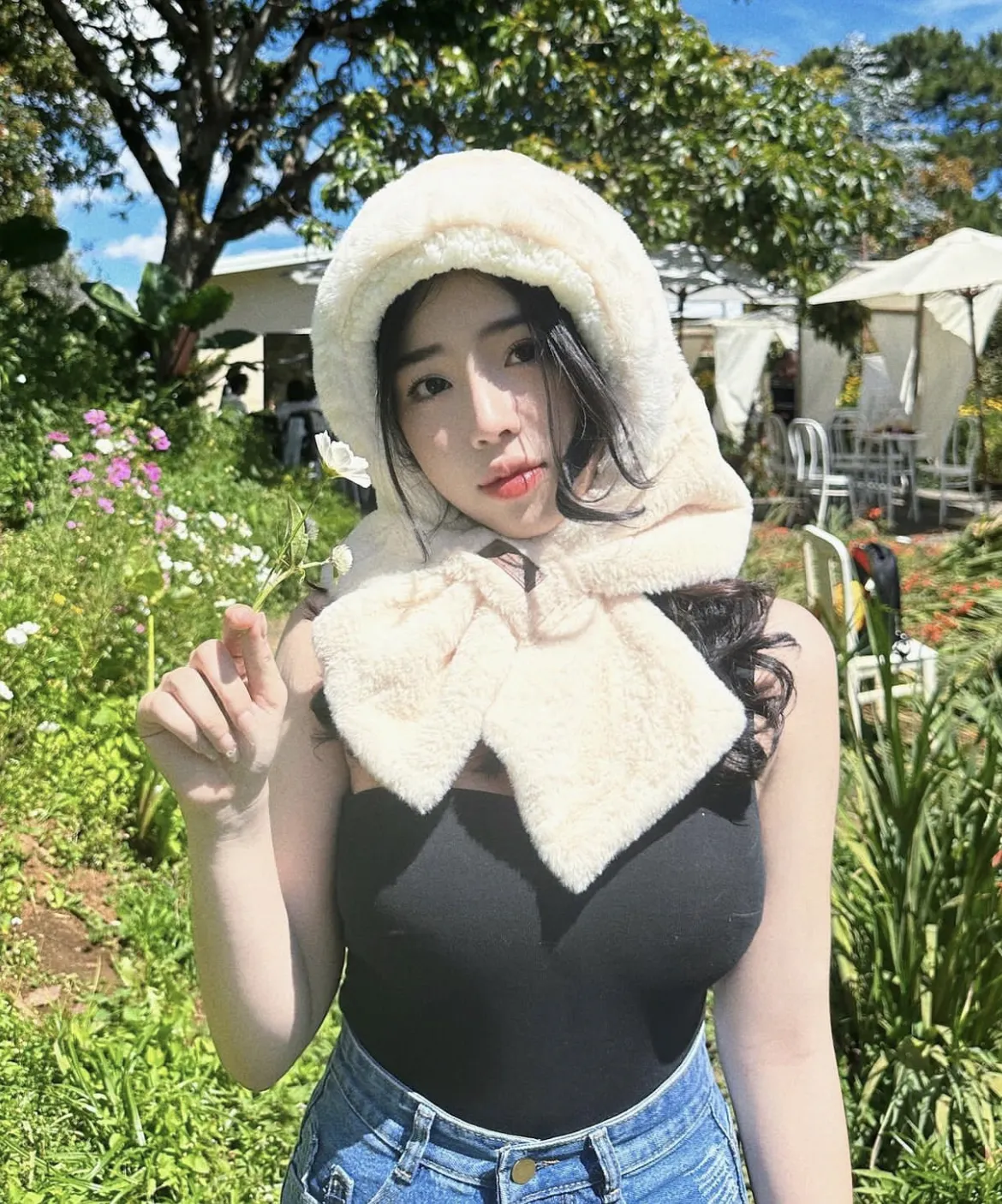 Nhan sắc trong trẻo và phong cách thời trang ấn tượng của Chu Hồng Nghi thu hút mọi ánh nhìn.