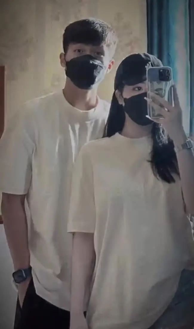 Cặp đôi Quốc Việt và Chu Hồng Nghi luôn biết cách giữ lửa tình yêu bằng những cử chỉ quan tâm giản dị.