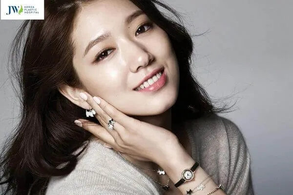 Hình ảnh minh họa đặc điểm phụ nữ mặt tròn cằm chẻ duyên dáng