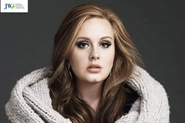 Chi tiết chiếc cằm chẻ tạo điểm nhấn quyến rũ trên gương mặt