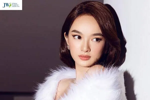 Phụ nữ trán cao rộng