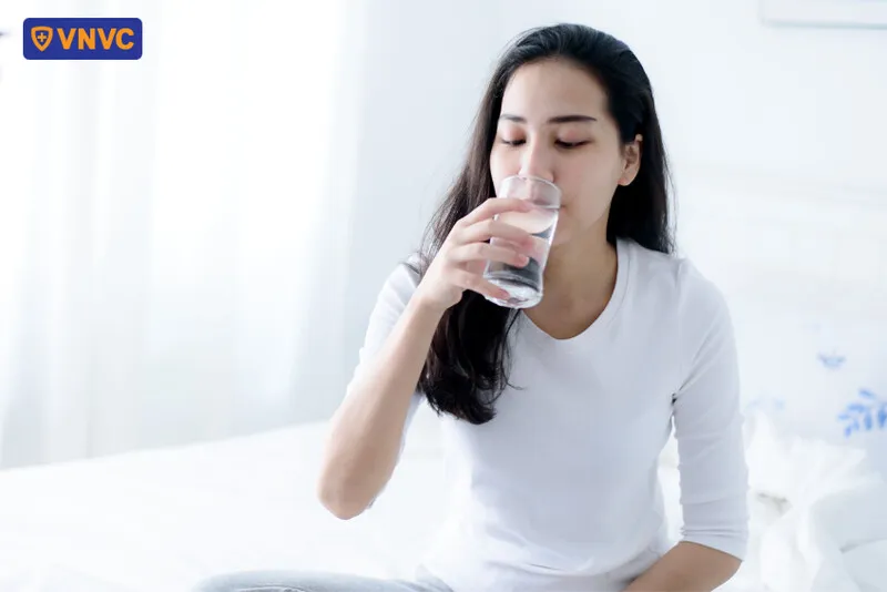 Phụ nữ uống nước