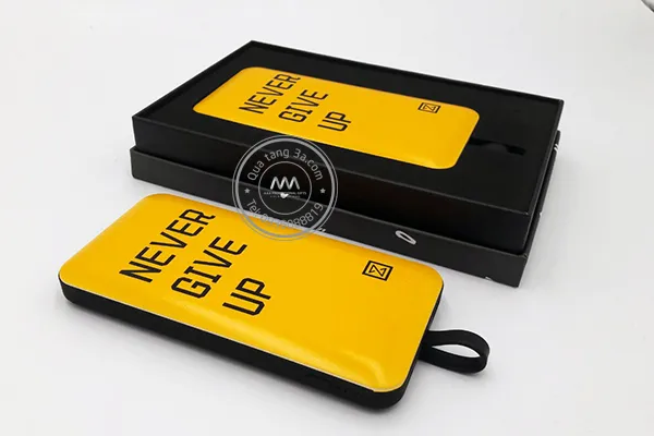 Sạc dự phòng vỏ nhựa với thiết kế đa dạng màu sắc, phù hợp in logo doanh nghiệp