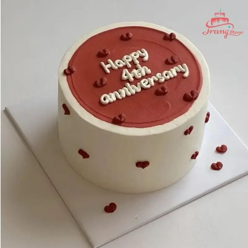 Bánh sinh nhật màu đỏ phủ kem mịn dành cho kỷ niệm ngày cưới