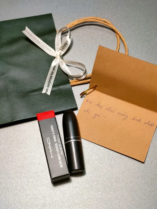 Món quà bất ngờ từ người thân khiến ngày sinh nhật một mình trở nên ấm áp lạ thường.