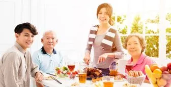 Khoảnh khắc ấm áp và đầm ấm bên gia đình trong bữa cơm quây quần