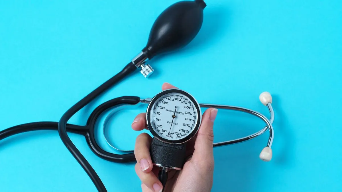 Sở hữu máy đo huyết áp giúp người già chủ động theo dõi và kiểm soát bệnh lý tim mạch