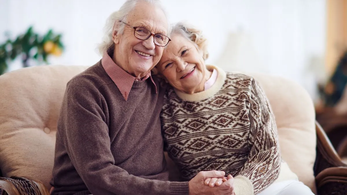 Tặng quần áo mới thể hiện sự quan tâm tỉ mỉ đến đời sống hằng ngày của ông bà