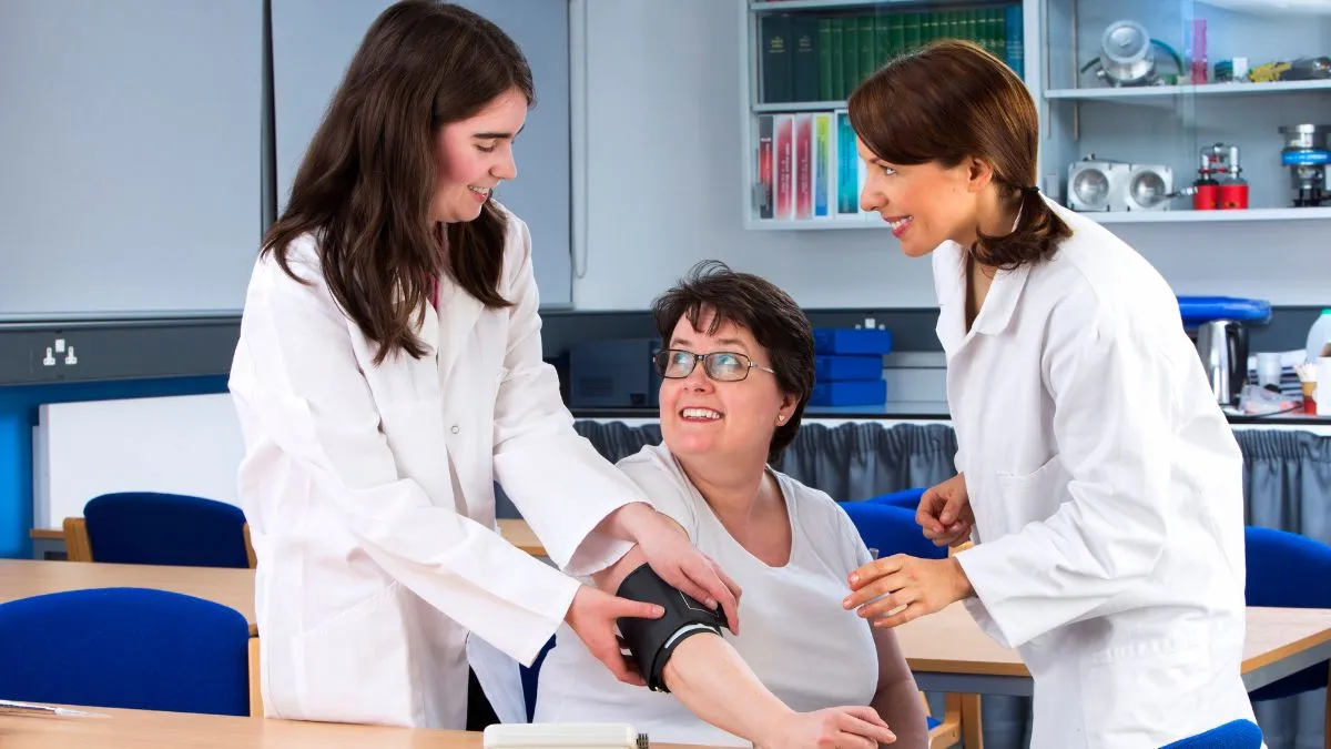 Việc khám sức khỏe định kỳ giúp phát hiện sớm các nguy cơ bệnh tật ở người lớn tuổi