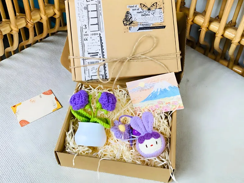 Hộp quà tự làm (DIY) chứa đựng nhiều món đồ nhỏ xinh và ý nghĩa