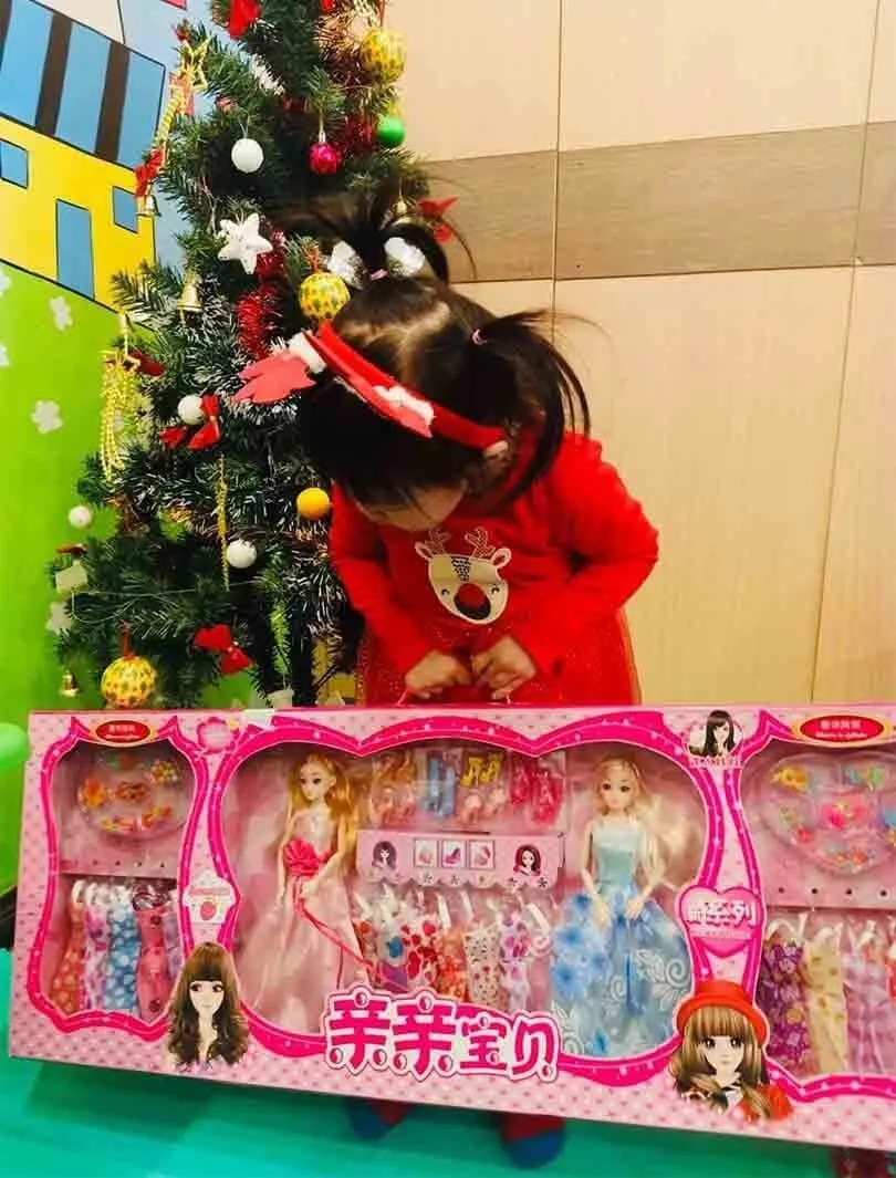 Búp bê - người bạn đầu đời giúp bé học cách yêu thương và chia sẻ