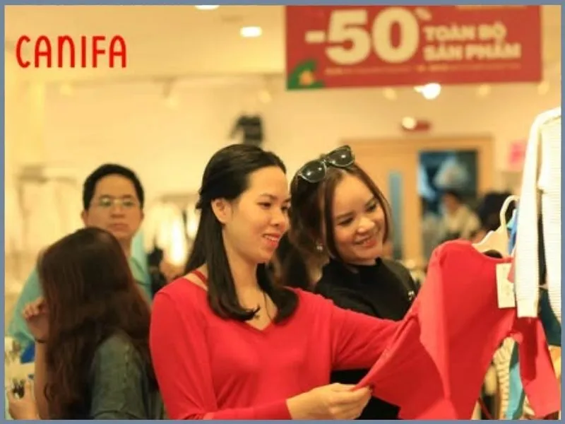 đưa mẹ đi mua sắm làm quà sinh nhật