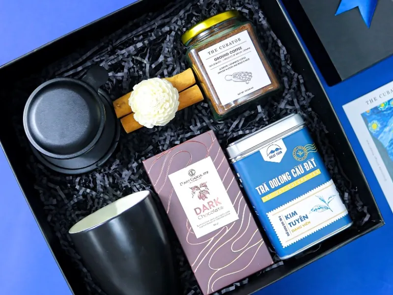 Set trà thảo mộc và cà phê nhỏ làm quà sinh nhật tinh tế cho nữ