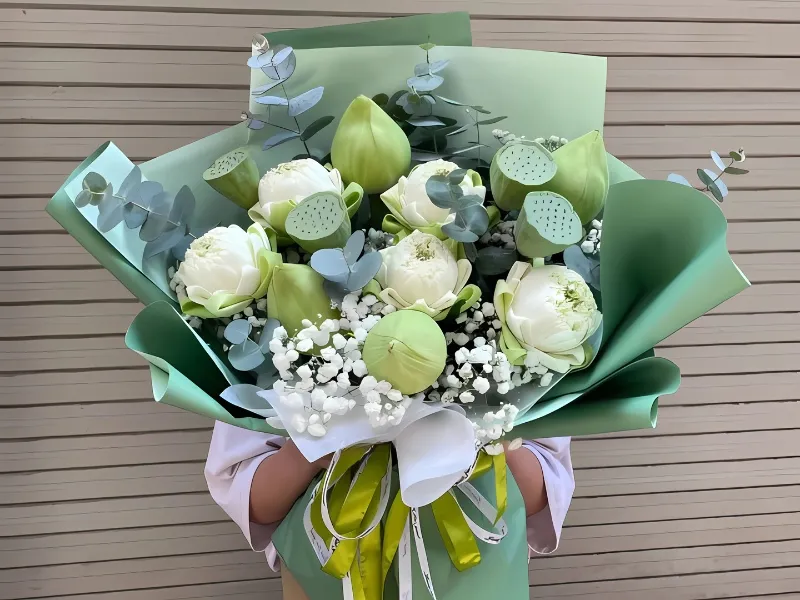 Bó hoa sen trắng tinh tế tặng sinh nhật mẹ vợ