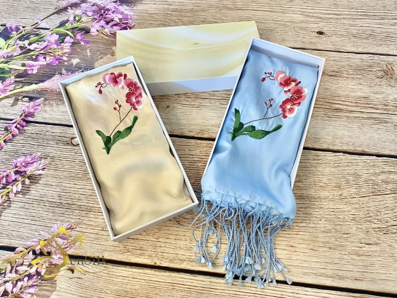 Khăn lụa tơ tằm thêu hoa nhã nhặn
