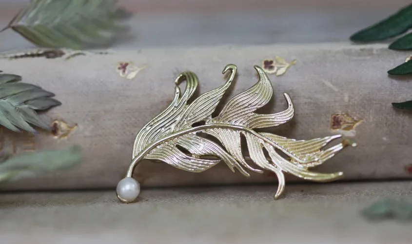 Phụ kiện cài áo tinh tế nhấn điểm cho trang phục cô giáo