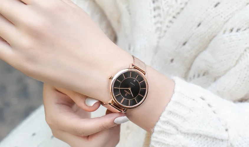 Đồng hồ đeo tay thời trang giúp quản lý thời gian dạy học