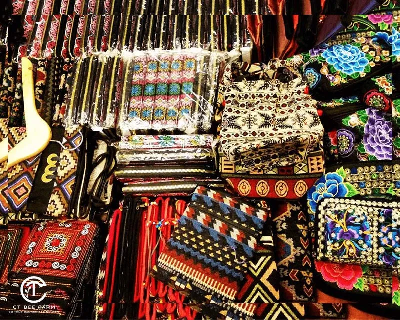 Các vật phẩm thổ cẩm thủ công làm quà lưu niệm ý nghĩa