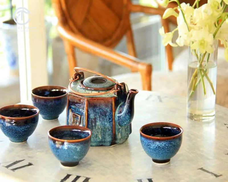 Bộ gốm sứ truyền thống với họa tiết hoa sen thanh cao