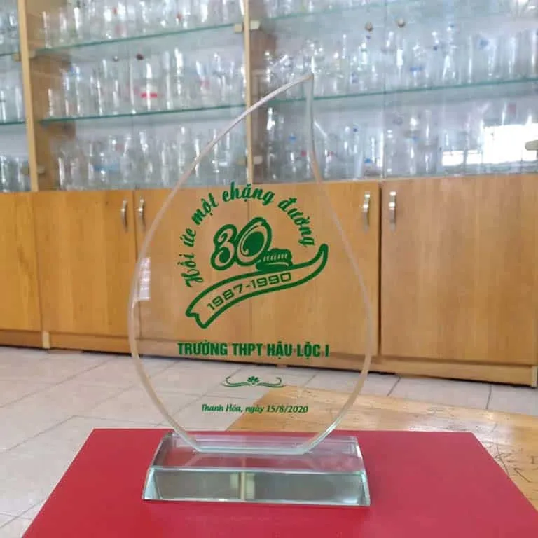 Kỷ niệm chương tặng nhà trường