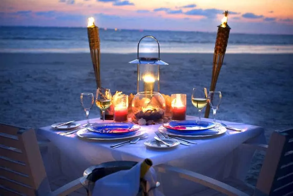 Bữa tối kỷ niệm lãng mạn dưới ánh nến