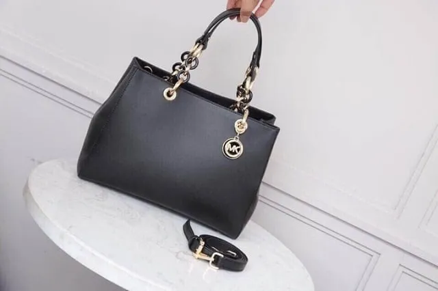Túi xách thời trang cao cấp là phụ kiện không thể thiếu dành tặng mẹ