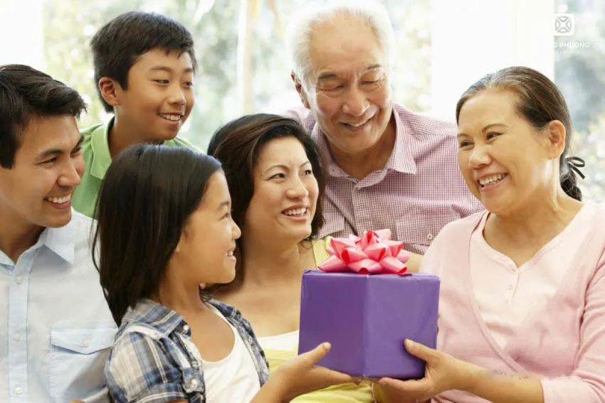 Quà sinh nhật cho ông bà giúp gắn kết tình cảm gia đình