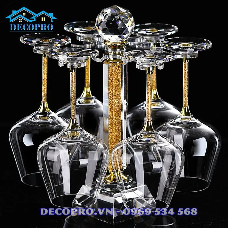 Chậu cây mini xinh xắn giúp bàn làm việc của sếp thêm thư giãn