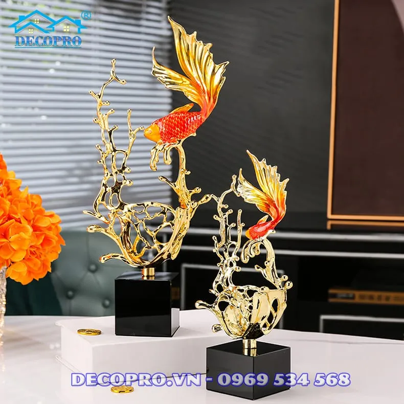 Tượng cá chép vàng dát vàng biểu tượng may mắn và quyền lực