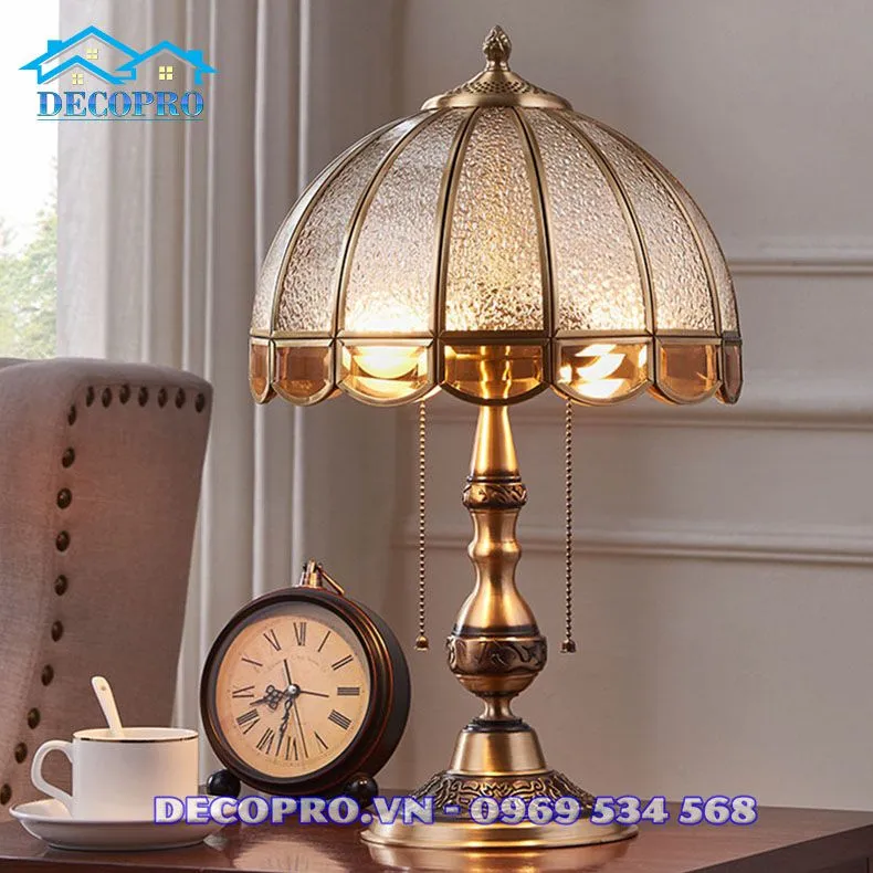 Đèn ngủ tân cổ điển là món quà decor đầy gu và vô cùng hữu dụng