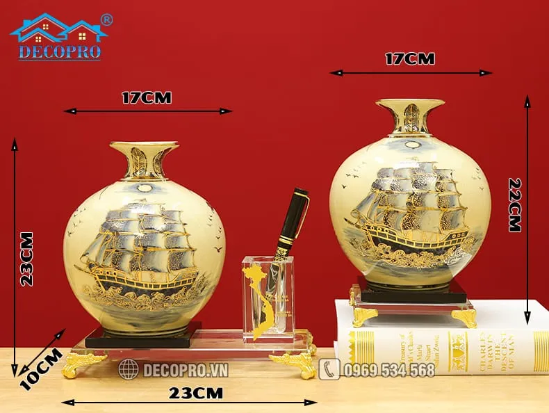 Cặp bình gốm họa tiết hoàng gia là món quà nghệ thuật đầy tinh tế