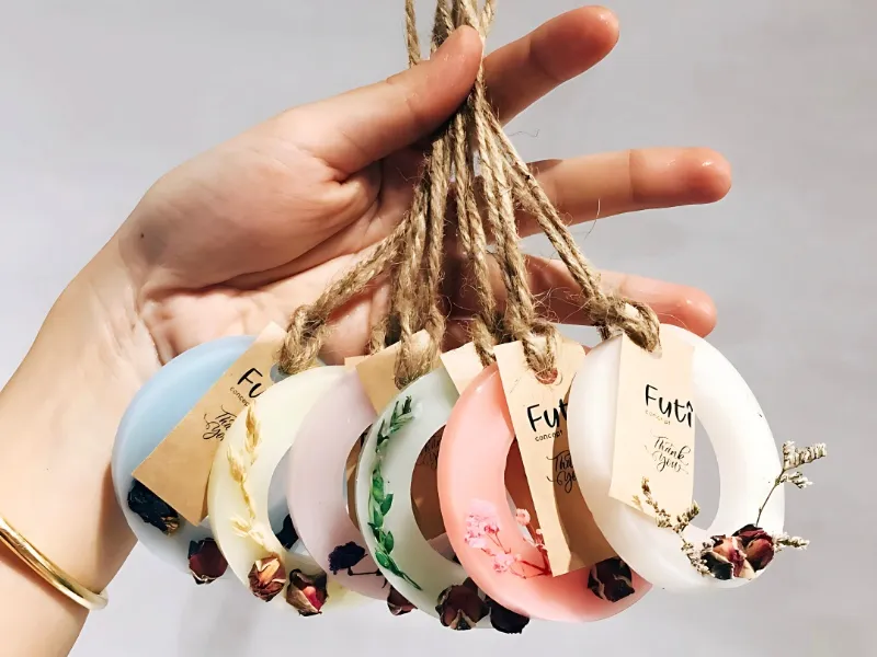 Hộp sáp thơm hoặc nến thơm tỏa hương dịu nhẹ cho không gian sống